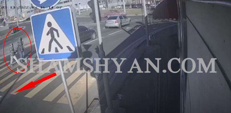 Момент страшного ДТП в Ереване, сбили мать и сына (ВИДЕО)