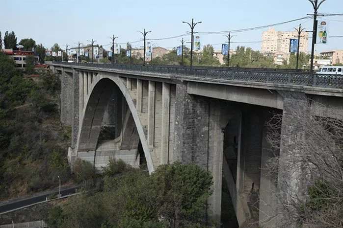 Քաղաքացին փորձել է նետվել Կիևյան կամուրջից