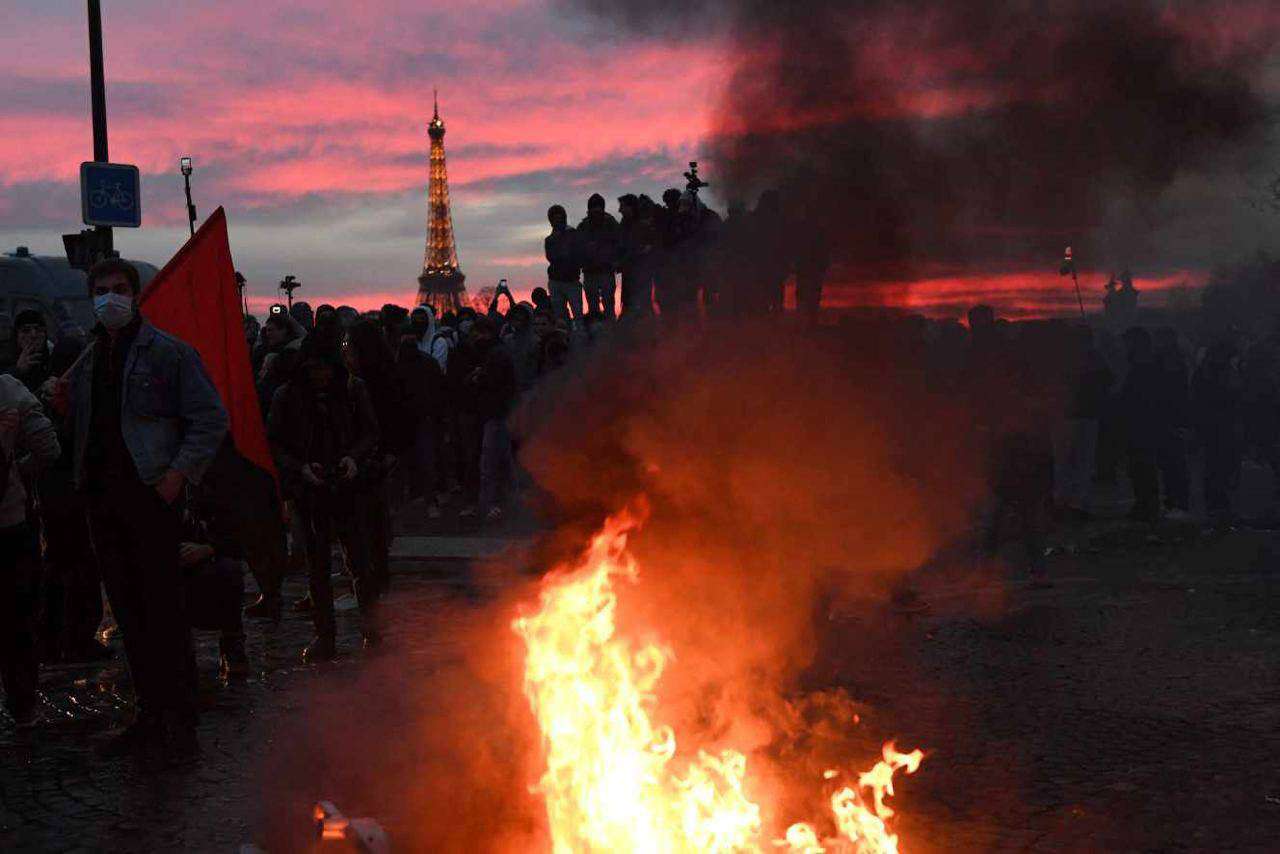 Mass protests in Paris against raising the retirement age