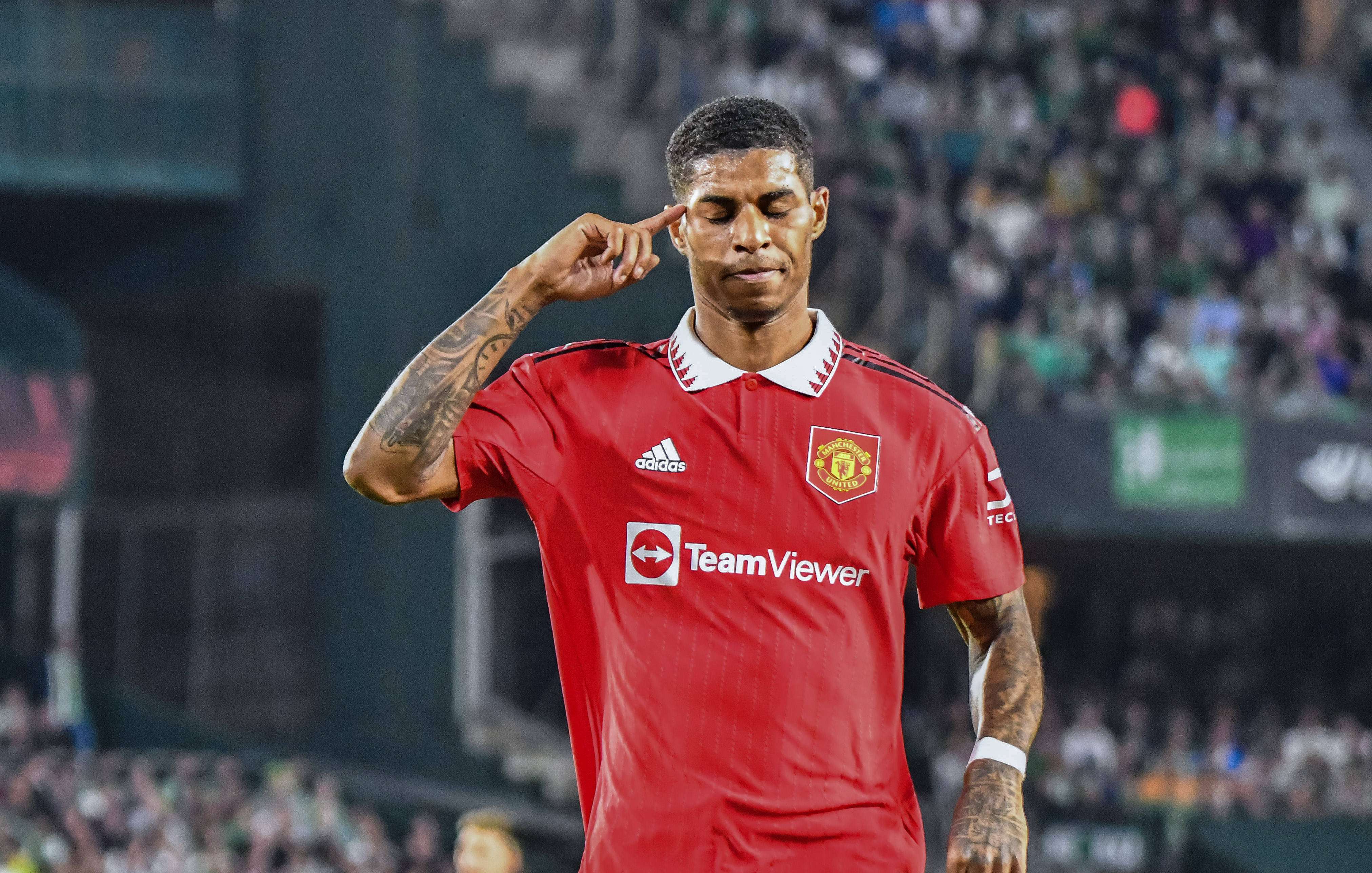 Rashford soars to send Manchester into next round (VIDEO)