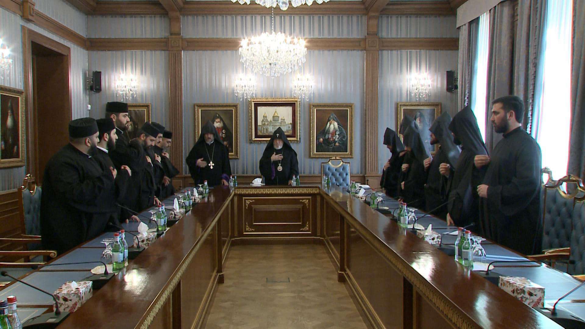 Կաթողիկոսն ընդունել է քառասնօրյա պատրաստության շրջանն անցած նորաօծ քահանաներին