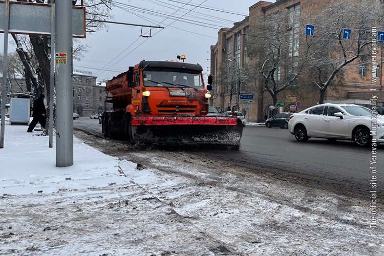 Столичные запасы соли и песка на исходе