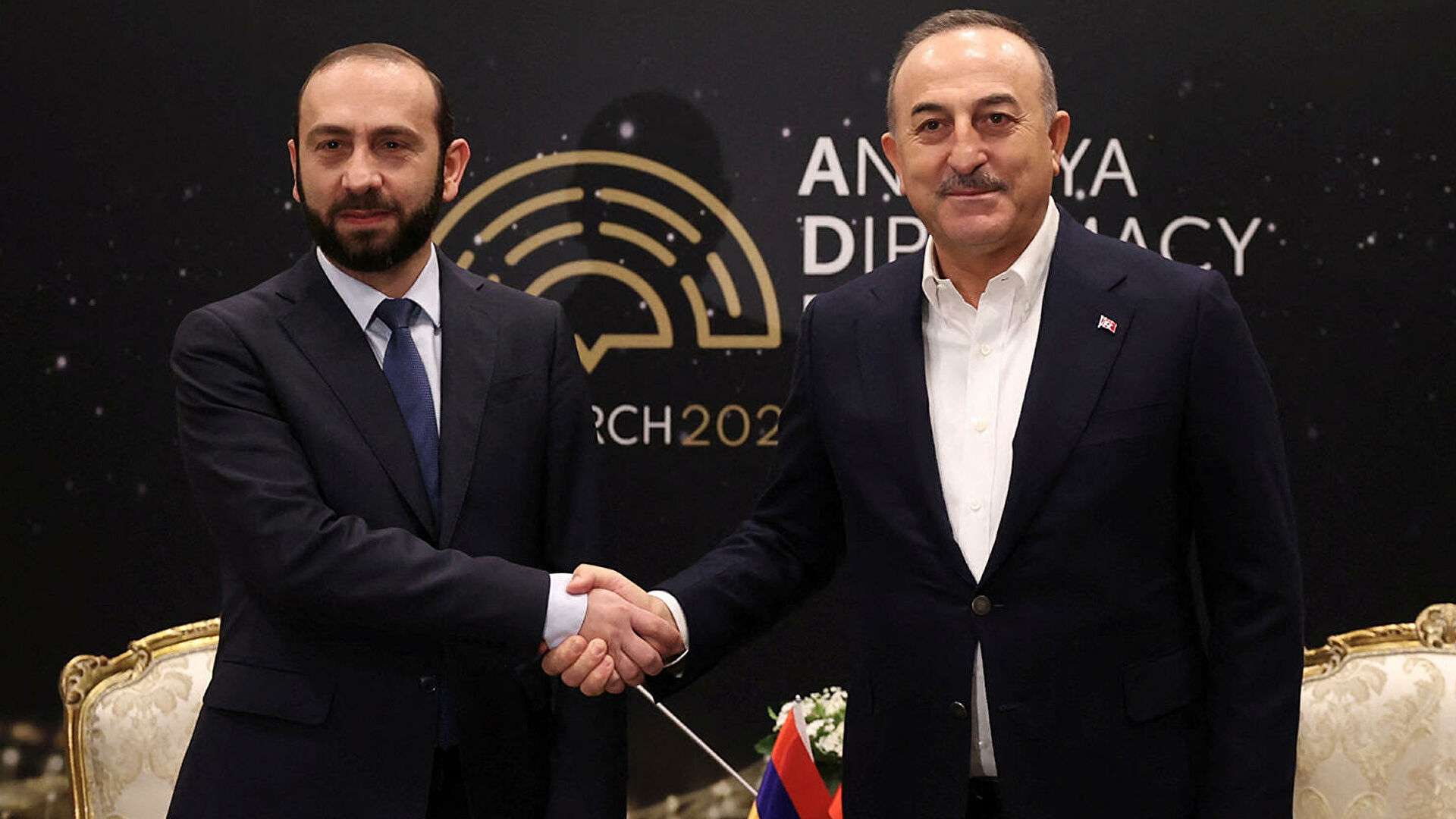 Եթե ժպտում ես, ուրեմն դավաճա՞ն ես