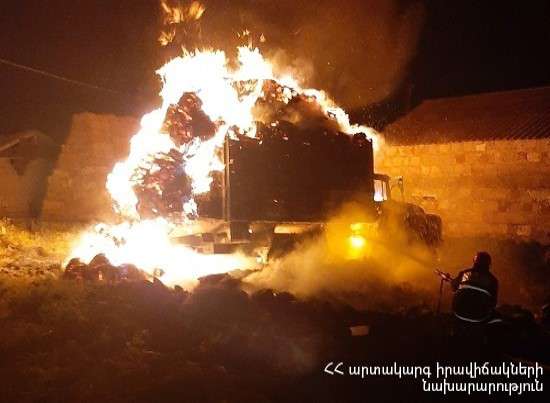 Երևան-Մեղրի ավտոճանապարհին այրվել է կցորդիչով բեռնատար