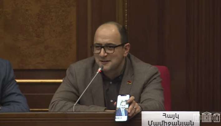 Мамиджанян показал фотографию премьер-министра, задавая вопрос министру юстиции
