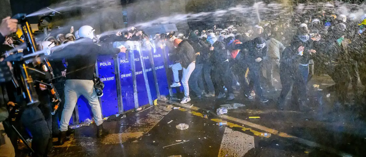 Police use special measures against protesters in Istanbul