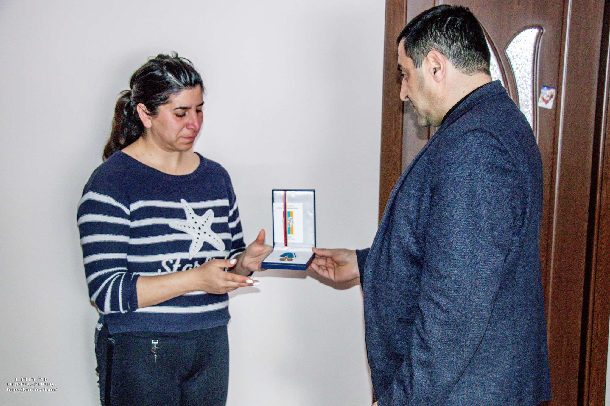 Заместитель губернатора Лори вручил медаль "За боевые заслуги" семье погибшего в Арцахской войне Арама Авагяна