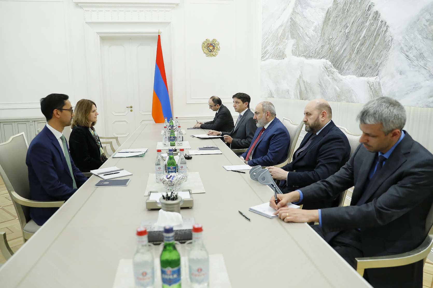 Դրանից հետո հայկական բանկերը հայտարարում են «ՄԻՐ» քարտերից հրաժարվելու մասին. Հակոբ Բադալյան