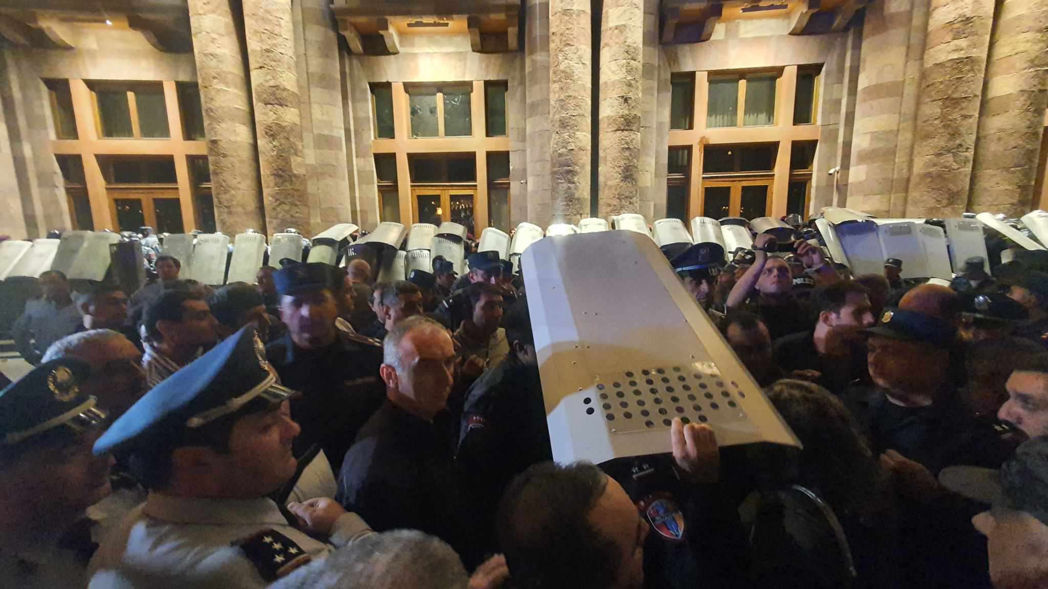 Կառավարության շենքի դիմաց կազմակերպված զանգվածային անկարգությունների գործը ուղարկվել է դատարան