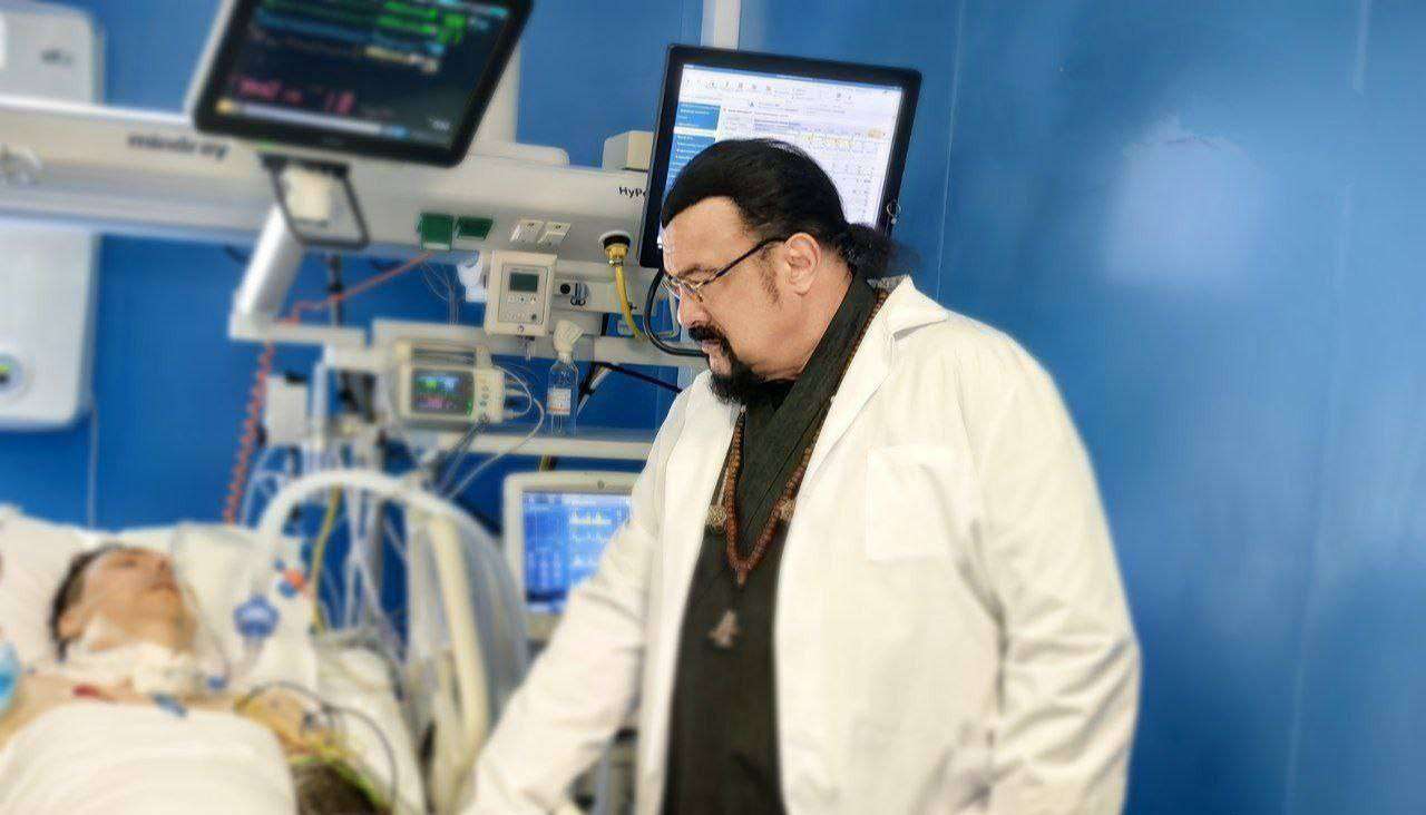 Սթիվեն Սիգալը տեսակցել է «Կրոկուսի» ահաբեկչության հետևանքով տուժած 3 քաղաքացու
