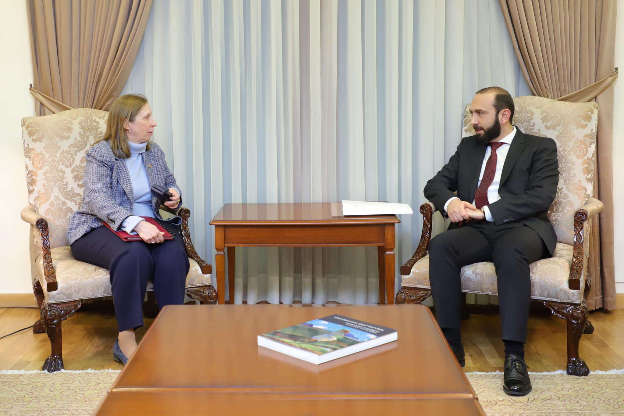 Министр иностранных дел РА Арарат Мирзоян принял посла США в Армении Линн Трейси.