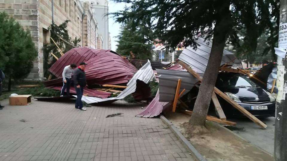 Հուժկու փոթորիկ՝ Բաթումի քաղաքում․ կան ավերածություններ