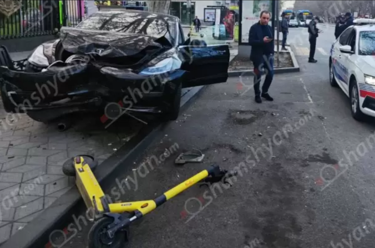 Երևանում ոչ սթափ վարորդը «Tesla»-ով կոտրել է լուսակիրն ու հայտնվել մայթին
