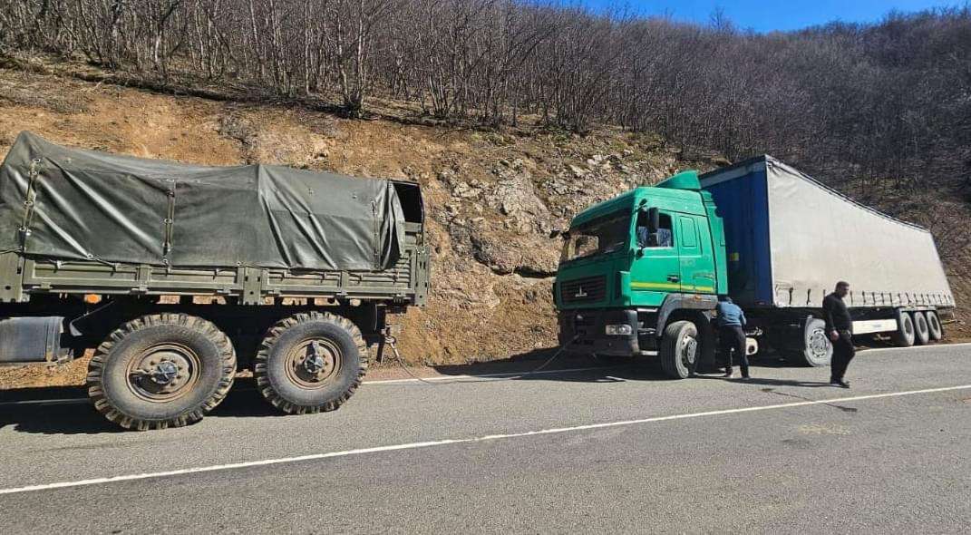 Փրկարարները ուղղել են շրջված բեռնատարը