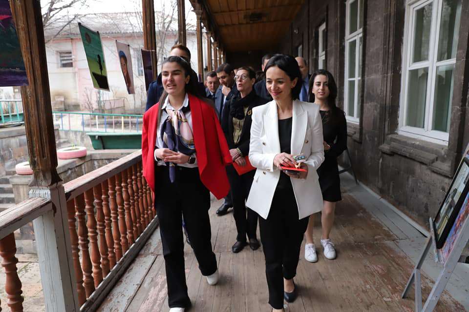 Zhanna Andreasyan and the Ambassador of France to Armenia visited Gyumri school number 1