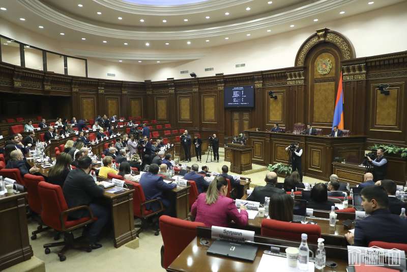 Премьер-министр получит возможность назначать и.о глав общин. Проект принят в первом чтении