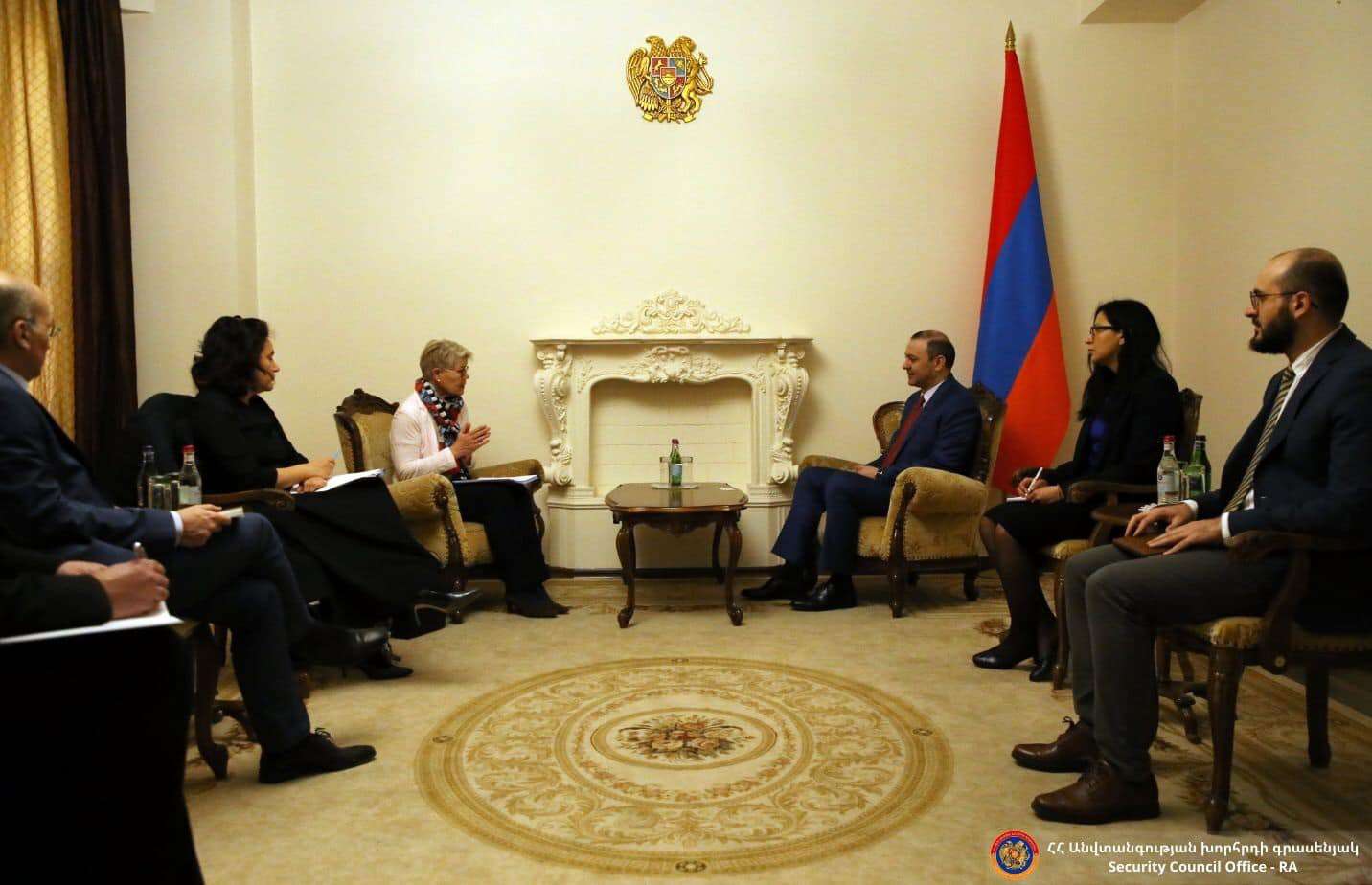 Секретарь Совбеза Армении обсудил с французами сотрудничество в сфере армейских реформ