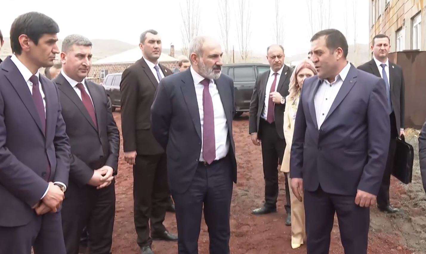 Никол Пашинян ознакомился с ходом строительства модульной школы в Гарнаовите