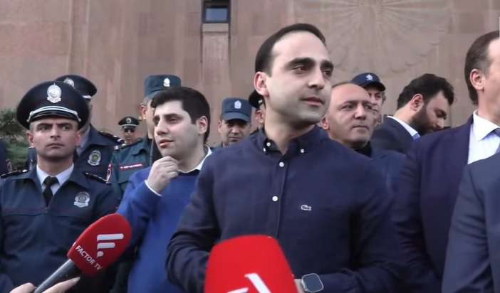 Тигран Авинян встретился с протестующими