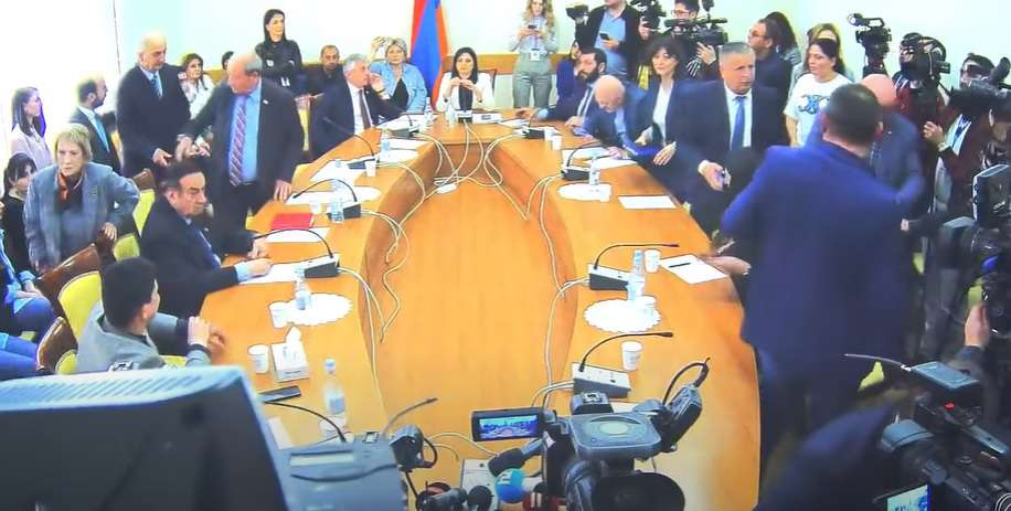 Во время выступления Эдгара Казаряна депутаты ГД покинули заседание комиссии