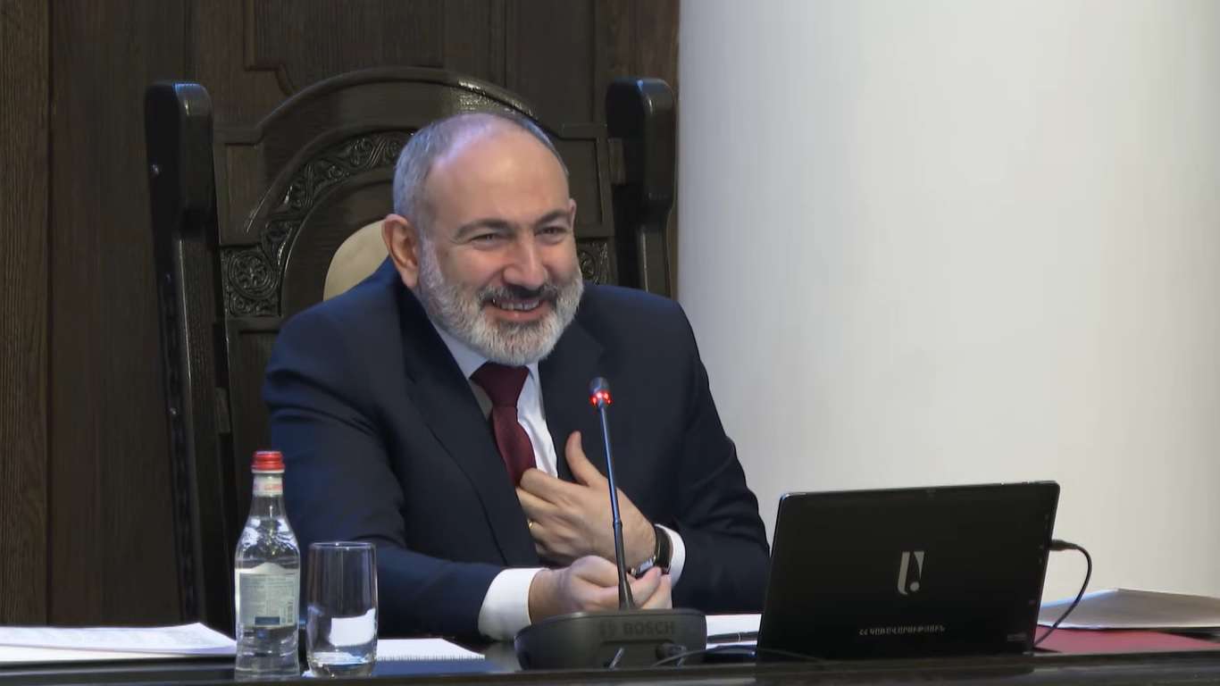 «Առաջին անգամ եմ իմանում՝ ինչու ենք գնում շտապօգնությանը դիմավորելու». վարչապետը չէր զսպում ծիծաղը (ՏԵՍԱՆՅՈՒԹ)