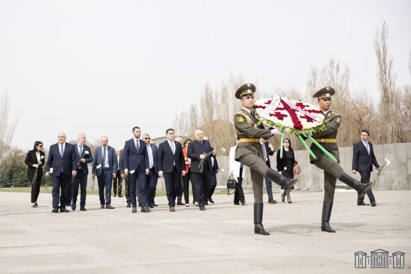 Спикер и парламентарии Национального Собрания Грузии  посетили Цицернакаберд