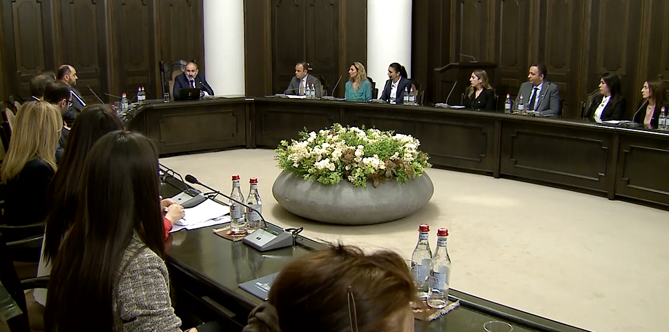 Никол Пашинян встретился с участниками программы «iGorts»