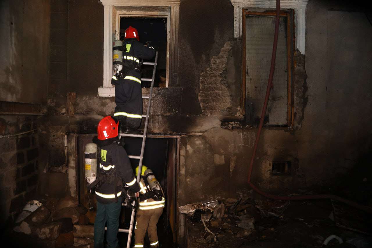 Սևքարեցի Սաքոյի փողոցում երկհարկանի տուն է այրվել