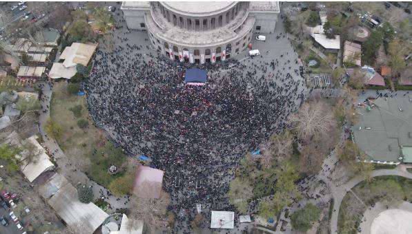 В митинге оппозиции приняли участие 11 200 человек, или 0,37% населения.