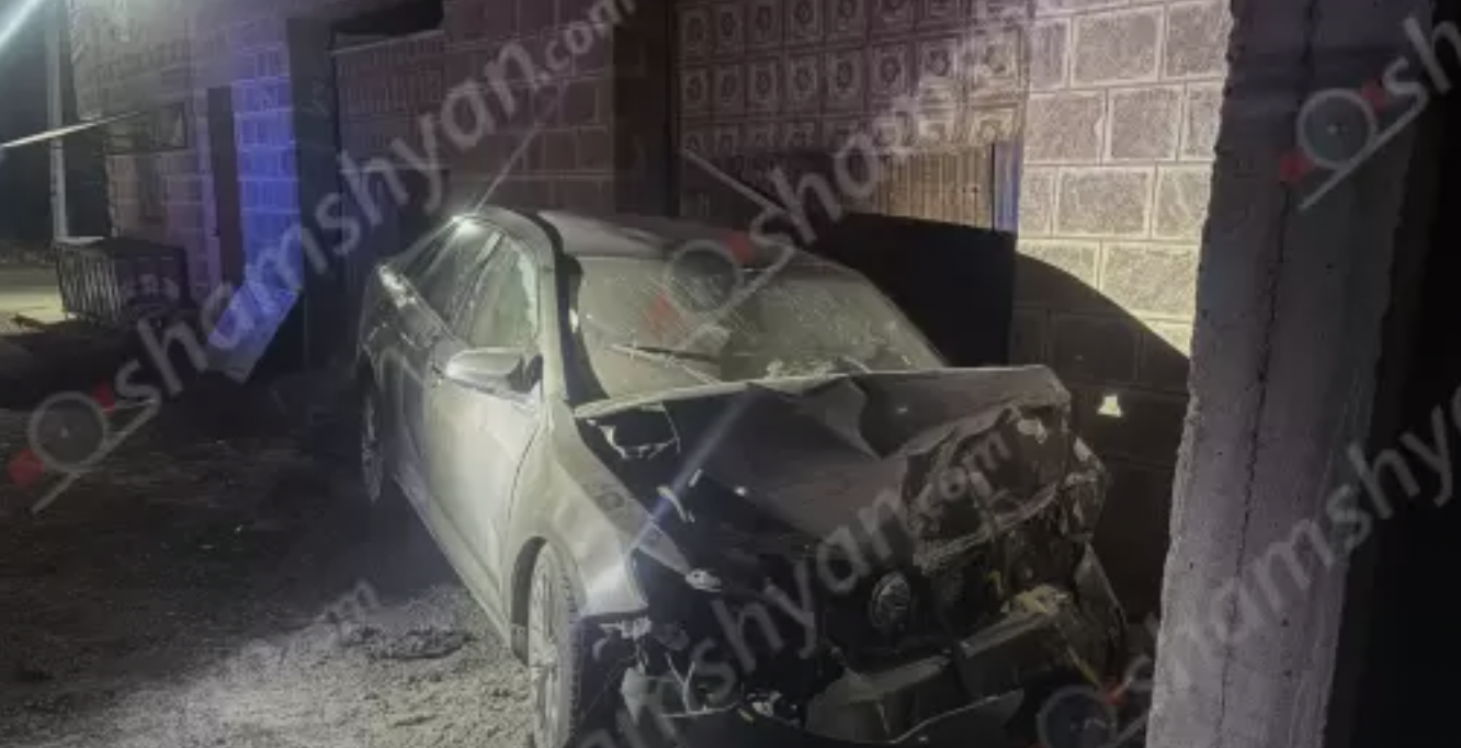 Մեքենան դուրս է եկել երթևեկելի գոտուց և բախվել պատին․ կան վիրավորներ