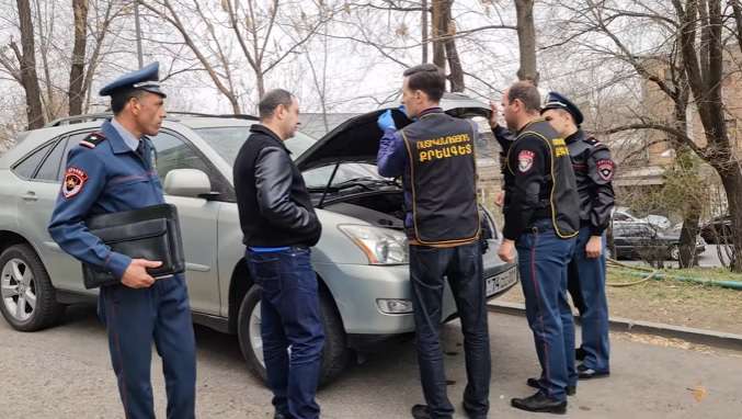 Стрелял в собак, а повредил Lexus соседа