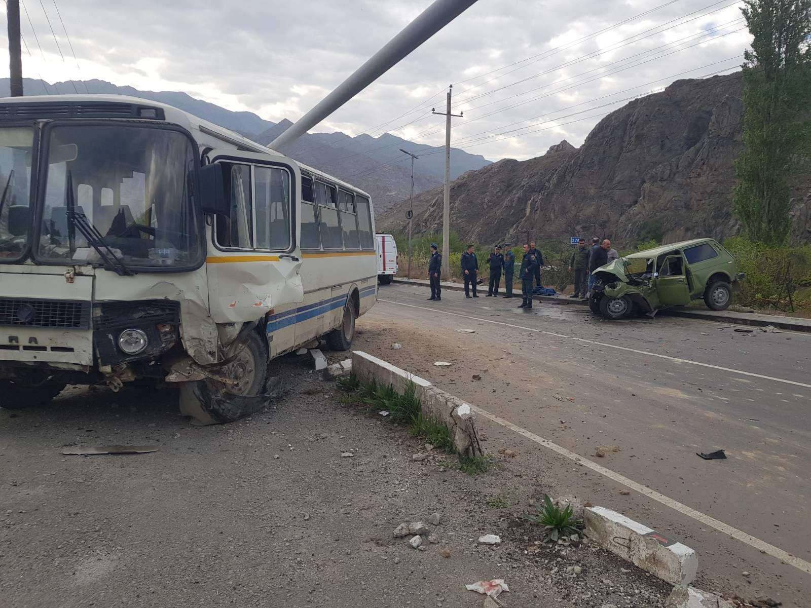 Բախվել են  «Lada Niva»-ն և «Paz» ավտոբուսը, կան վիրավորներ (ԼՈՒՍԱՆԿԱՐՆԵՐ)