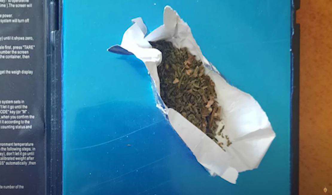 Наркотики молодому человеку продала 32-летняя женщина