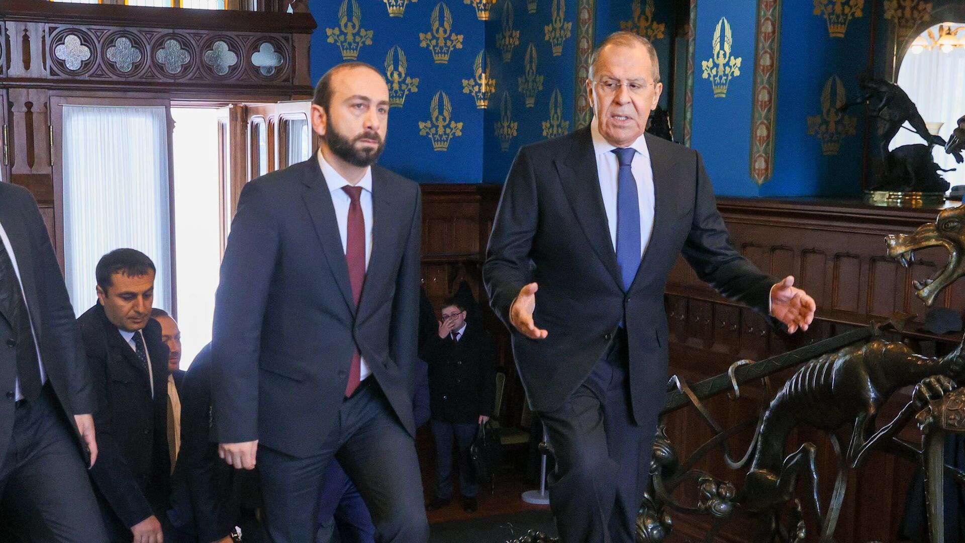 "А вот у меня иная информация" - Мирзоян ответил Лаврову