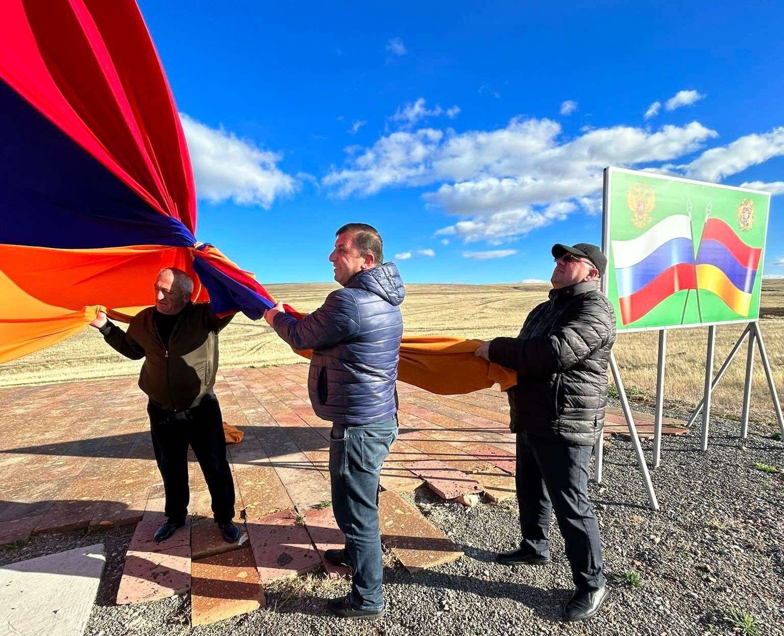 Հայ-թուրքական սահմանին՝ Խարկով գյուղում, հայոց նոր եռագույն է տեղադրվել