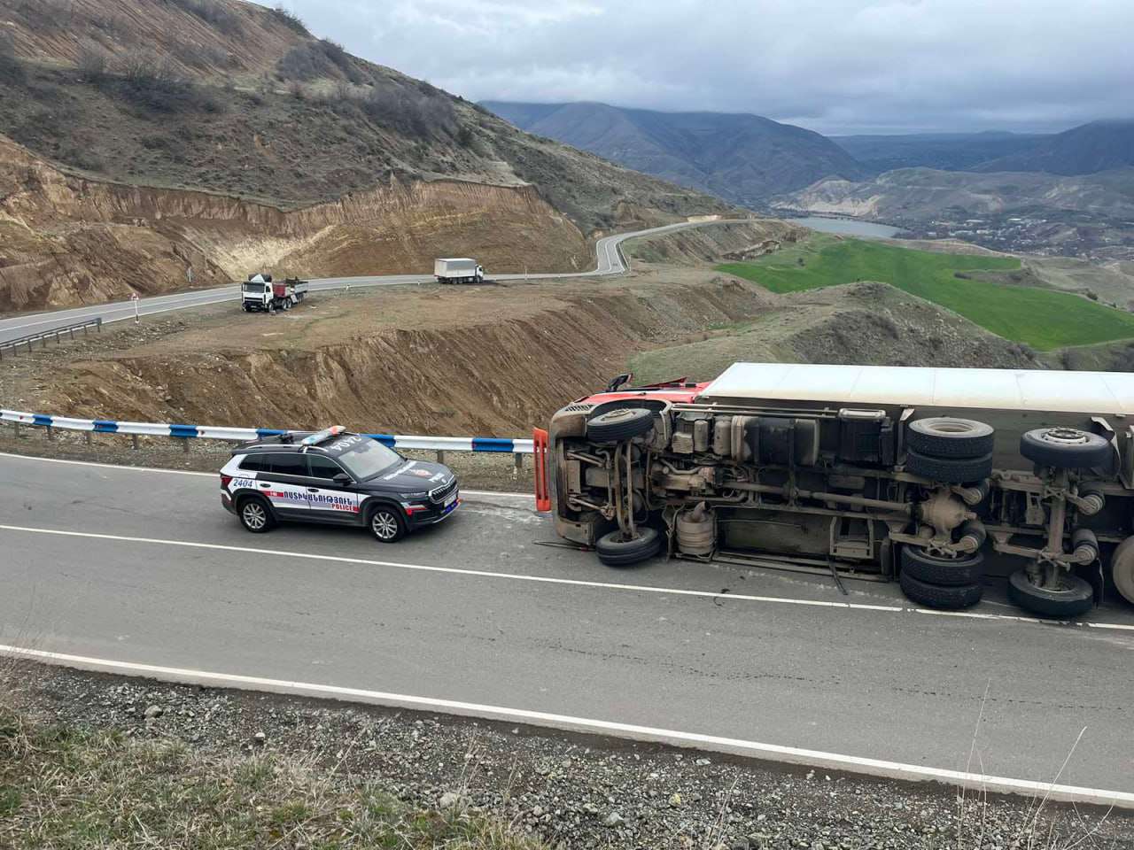 ՃՏՊ Սիսիան-Տաթև ավտոճանապարհին «Scania» բեռնատարը կողաշրջվել է․ կա տուժած