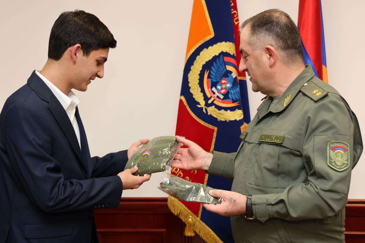 Էդվարդ Ասրյանն ընդունել է 10-րդ դասարանի աշակերտ Արման Դալլաքյանին