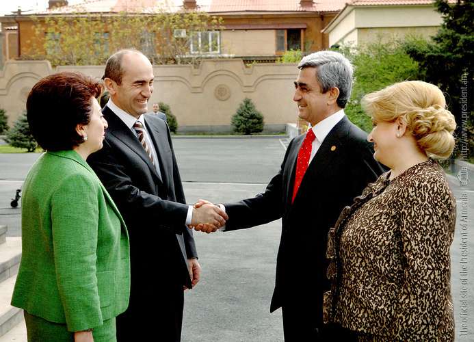 Քարացած ու չժպտացող կեցվածք. Սերժ Սարգսյանի երդմնակալությունը՝ «Վիկիլիքսում»
