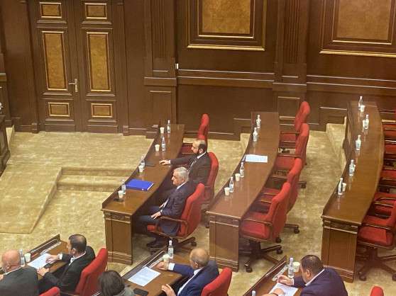10 պատգամավորի թույլ չտրվեց մասնակցել ԱԺ փակ նիստին (ՏԵՍԱՆՅՈՒԹ)