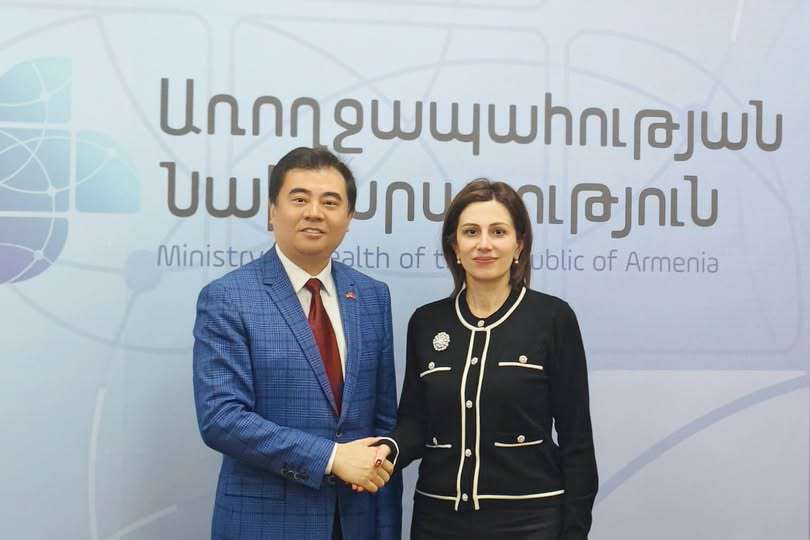Չեն Մինը հանդիպել է Անահիտ Ավանեսյանի հետ