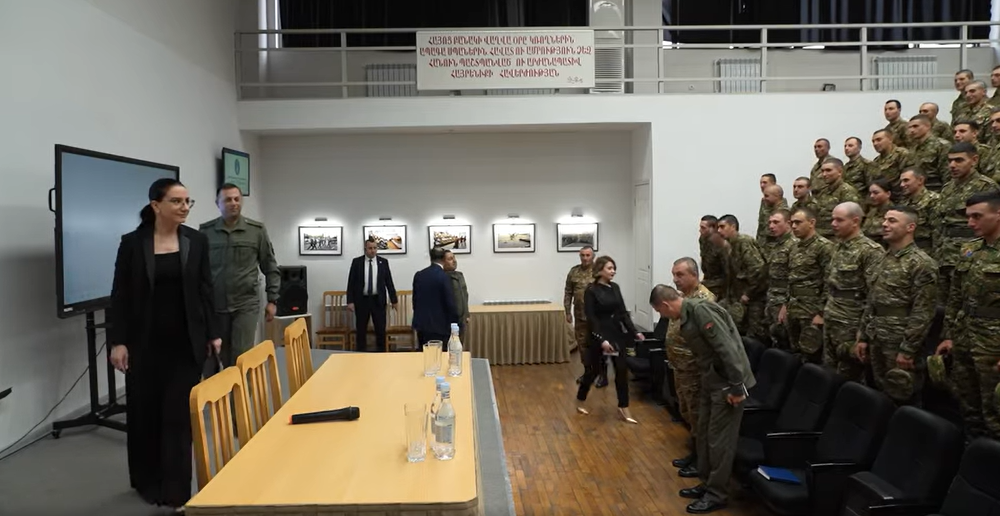 «Զինծառայողների՝ իբր խոնարհվելու վերաբերյալ պնդումներն առնվազն կեղծիք են». ՊՆ