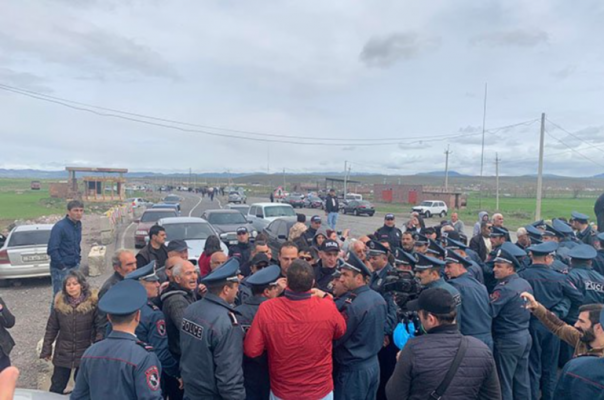 The relatives of the captured people blocked the Gyumri-Bavra road
