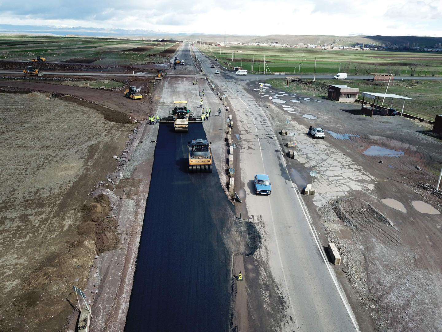 На участке Ланджик-Гюмри ведутся работы по устройству грунтового и асфальтобетонного покрытия (ФОТО)