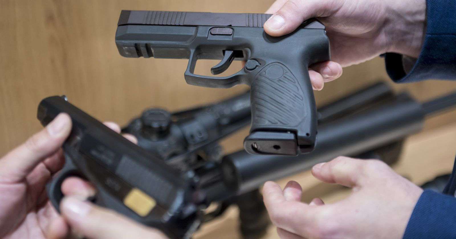 В парке Победы в Ереване несовершеннолетний устроил стрельбу из автоматического пистолета.