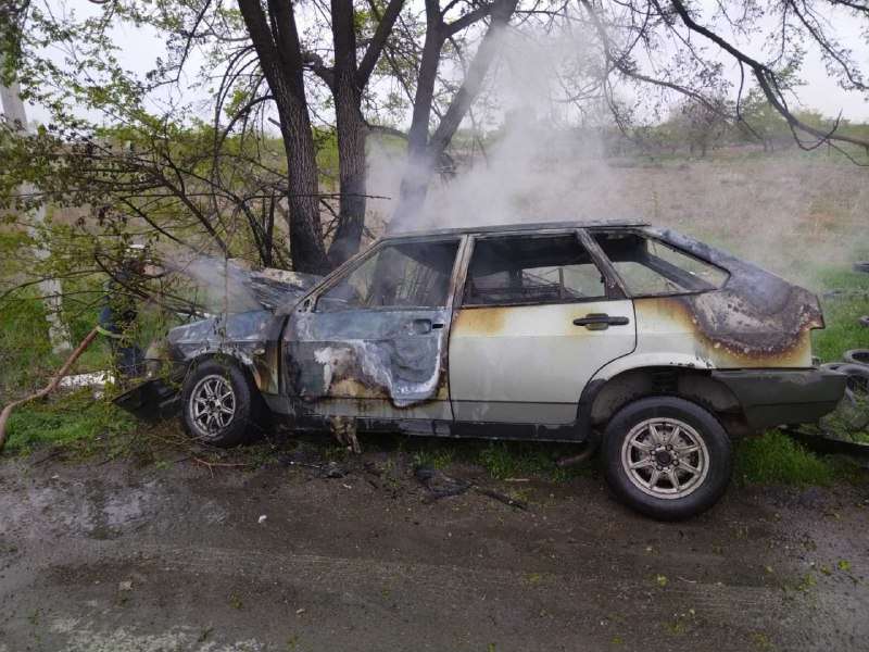 Մեքենան բախվել է ծառին ու բռնկվել