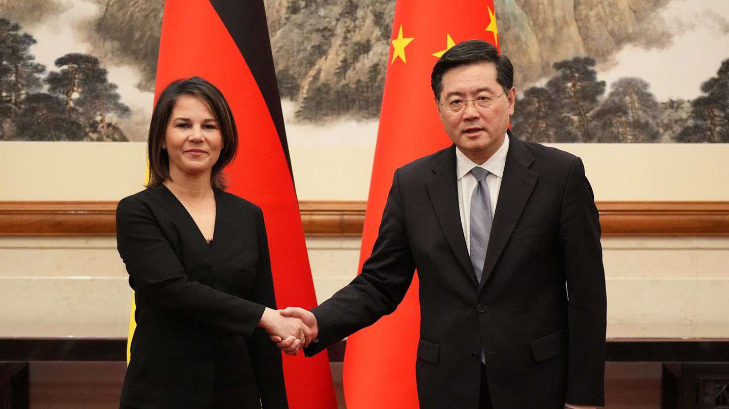 China denies selling arms to Russia