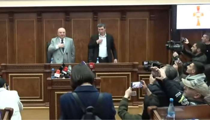 Գյումրիում ավագանու նիստը մեկնարկեց աղոթքով. վարում է կոմունիստական կուսակցության թեկնածուն (ՏԵՍԱՆՅՈՒԹ)