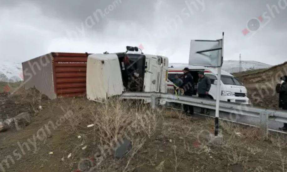 Բեռնատարը կողաշրջվել է. Իրանի քաղաքացին տեղափոխվել է հիվանդանոց