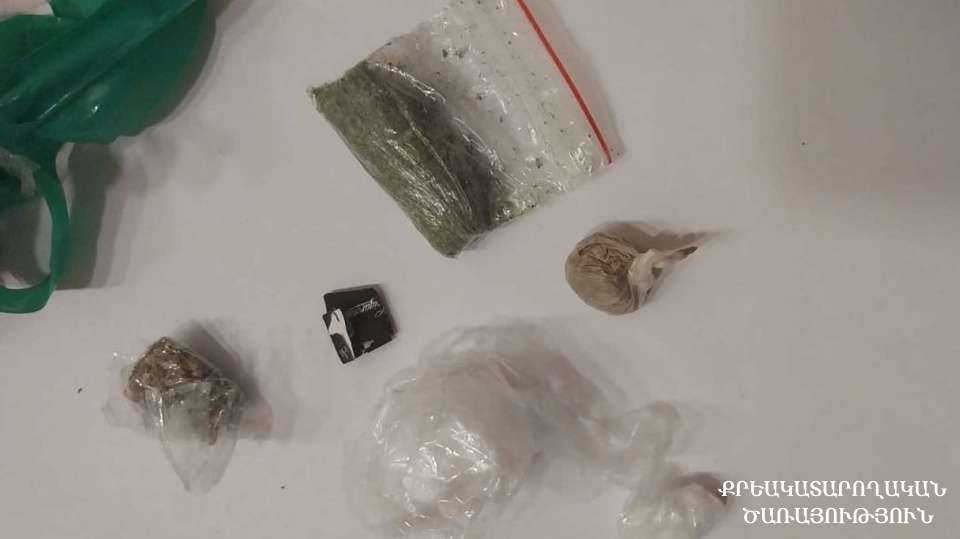 Կալանավորված անձի մոտից հայտնաբերվել են թմրամիջոցների նմանվող զանգվածներ