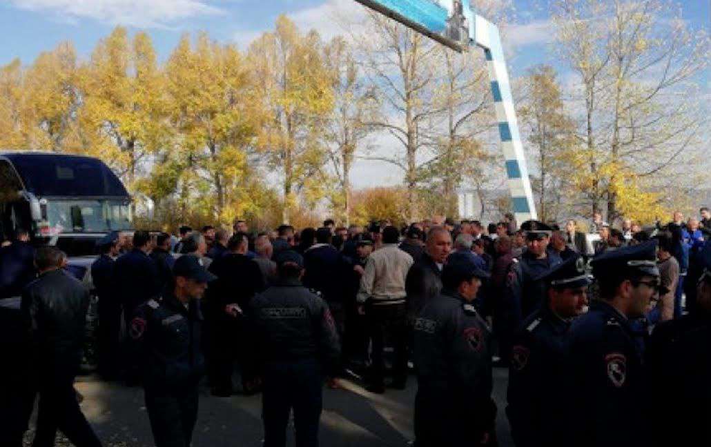 Հրդեհից զոհված զինծառայողների հարազատները փակել են Երևան-Սևան մայրուղին